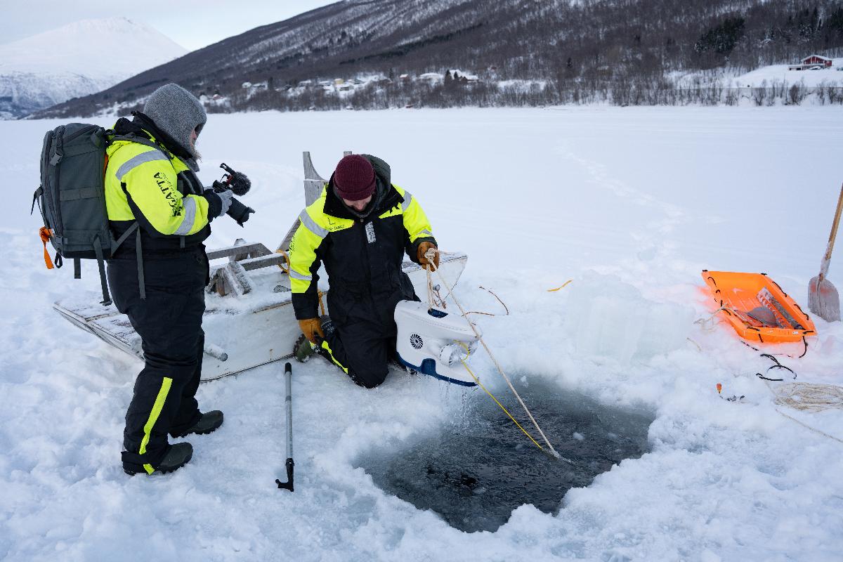 ROVen er fremme ved hullet med tauet. 